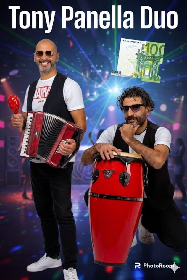Il duo Tony Panella, uno con una fisarmonica rossa e una maraca, l'altro con un tamburo conga, in piedi su una pista da ballo da discoteca.
