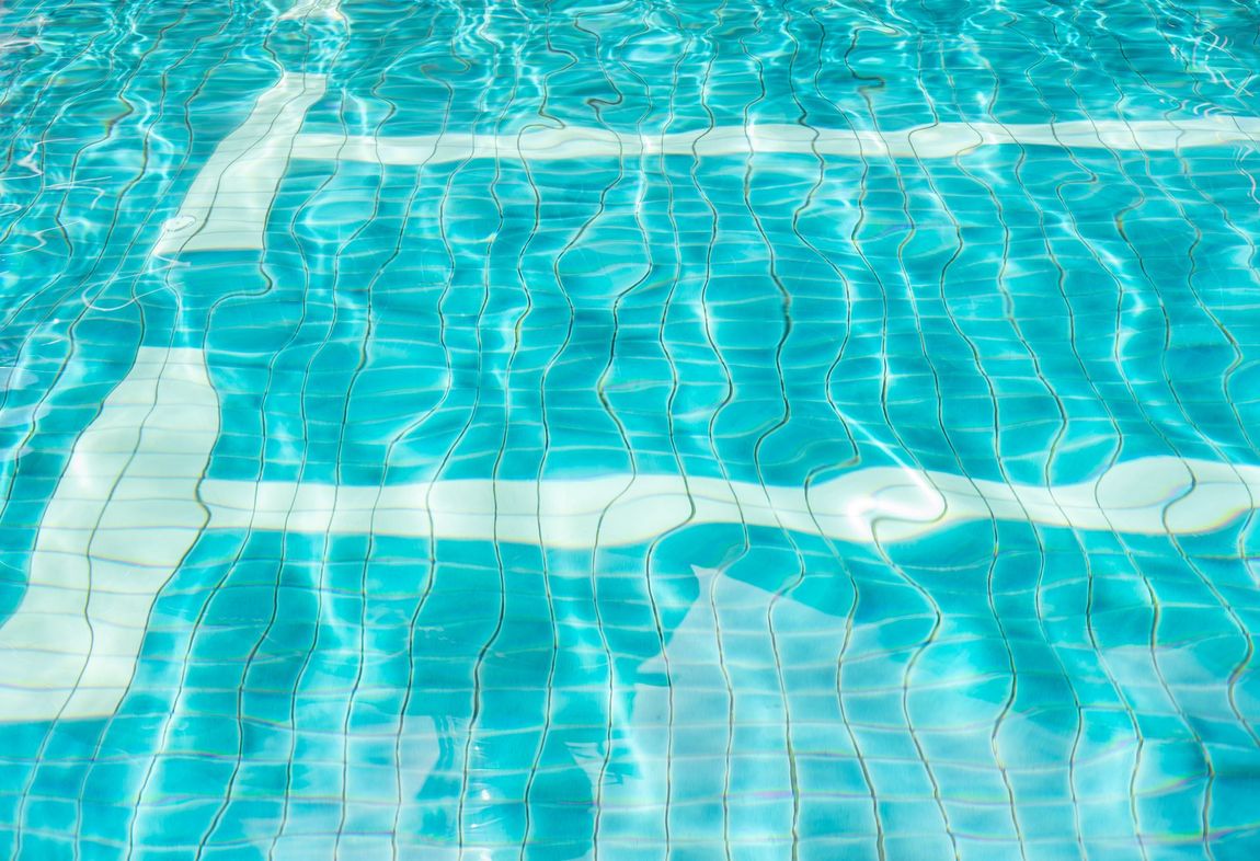Gradini con piastrelle in piscina
