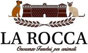 Logo per “LA ROCCA” con un muro marrone di un cimitero per animali domestici, illustrazioni di cani e gatti e rami di alloro.