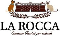Logo per “LA ROCCA” con un muro marrone di un cimitero per animali domestici, illustrazioni di cani e gatti e rami di alloro.