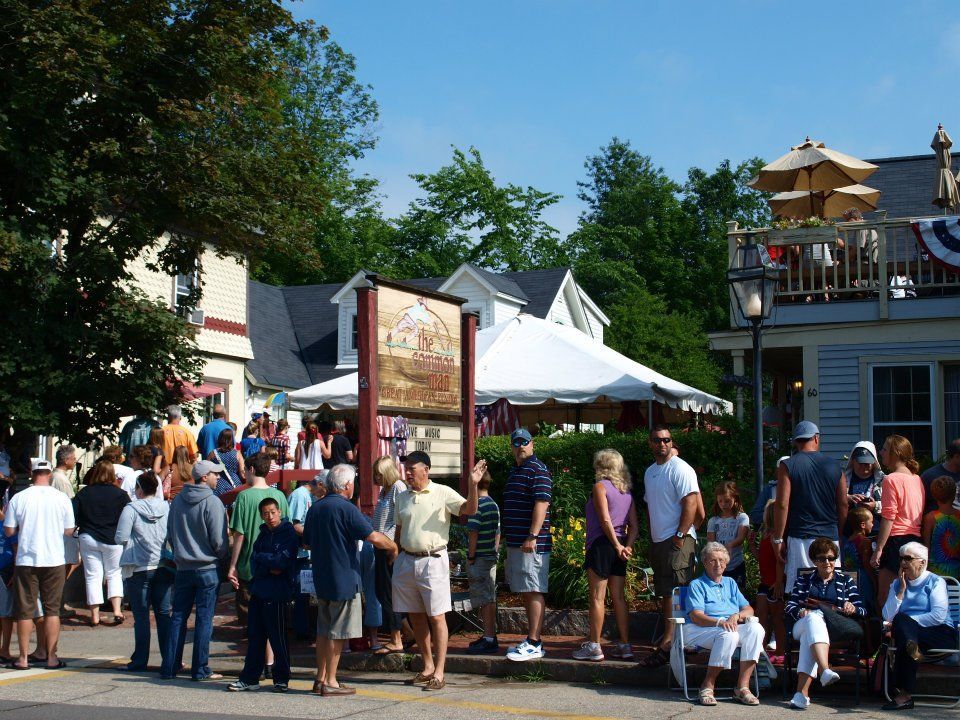 A large group of people are gathered outside of a restaurant