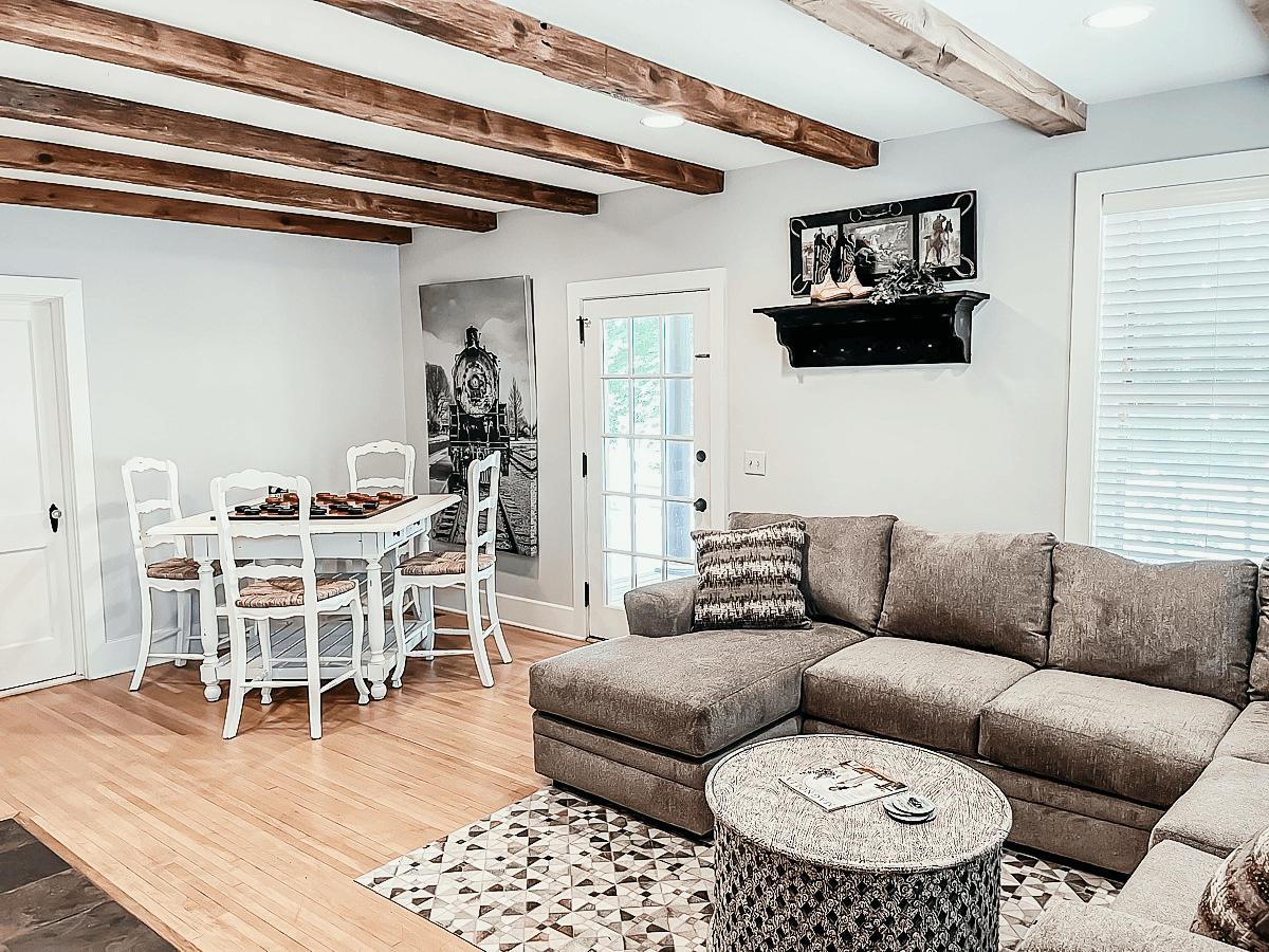 The 880 Cozy Cottage at Stone Gables Estate - Livingroom