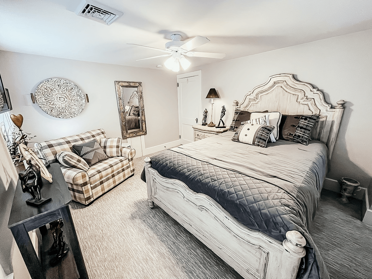 The 880 Cozy Cottage at Stone Gables Estate - Bedroom