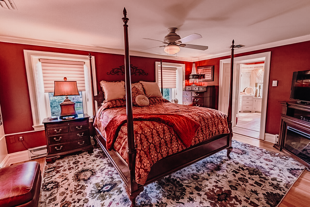 The Klein Mansion - Burgundy Truffle Suite - Stone Gables Estate