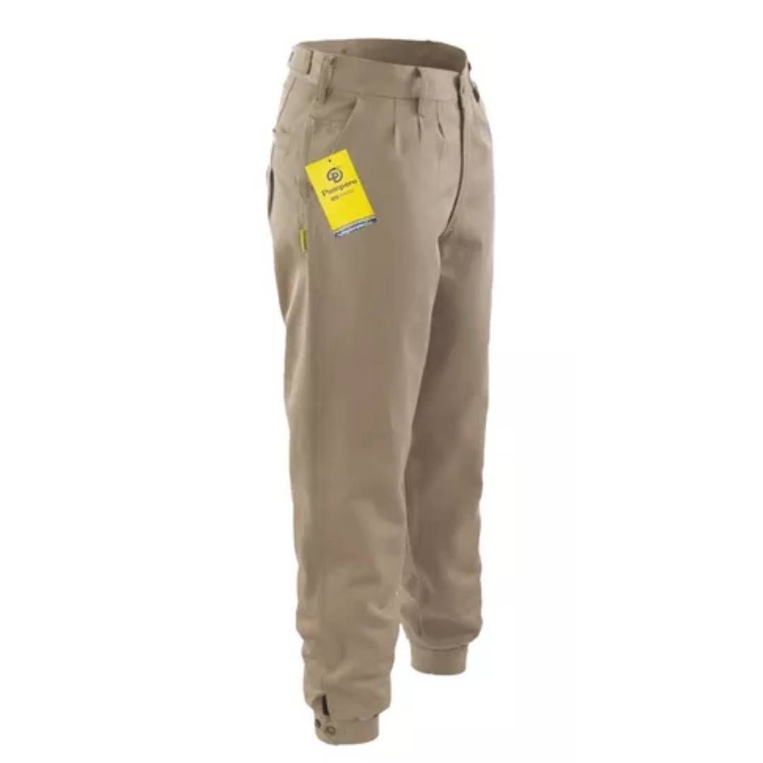 Un par de pantalones color caqui con una etiqueta amarilla en el costado.