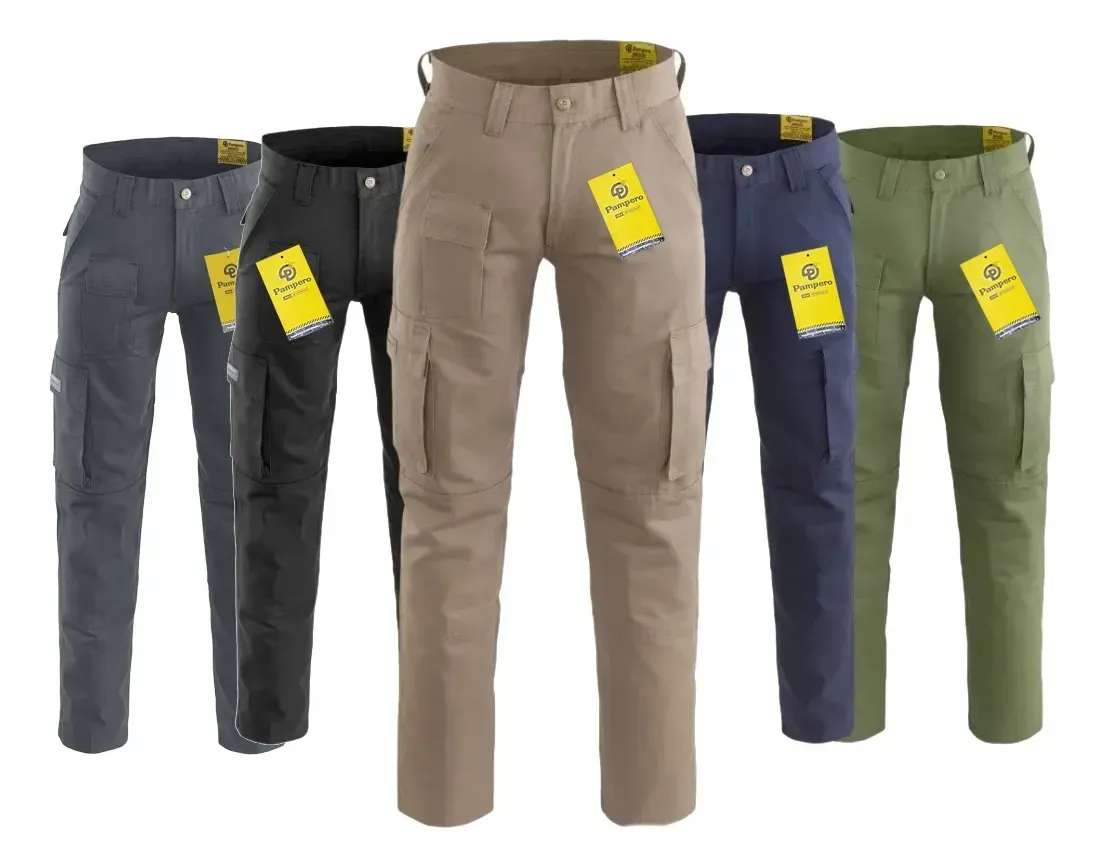 Un par de pantalones cargo color caqui con una etiqueta amarilla.