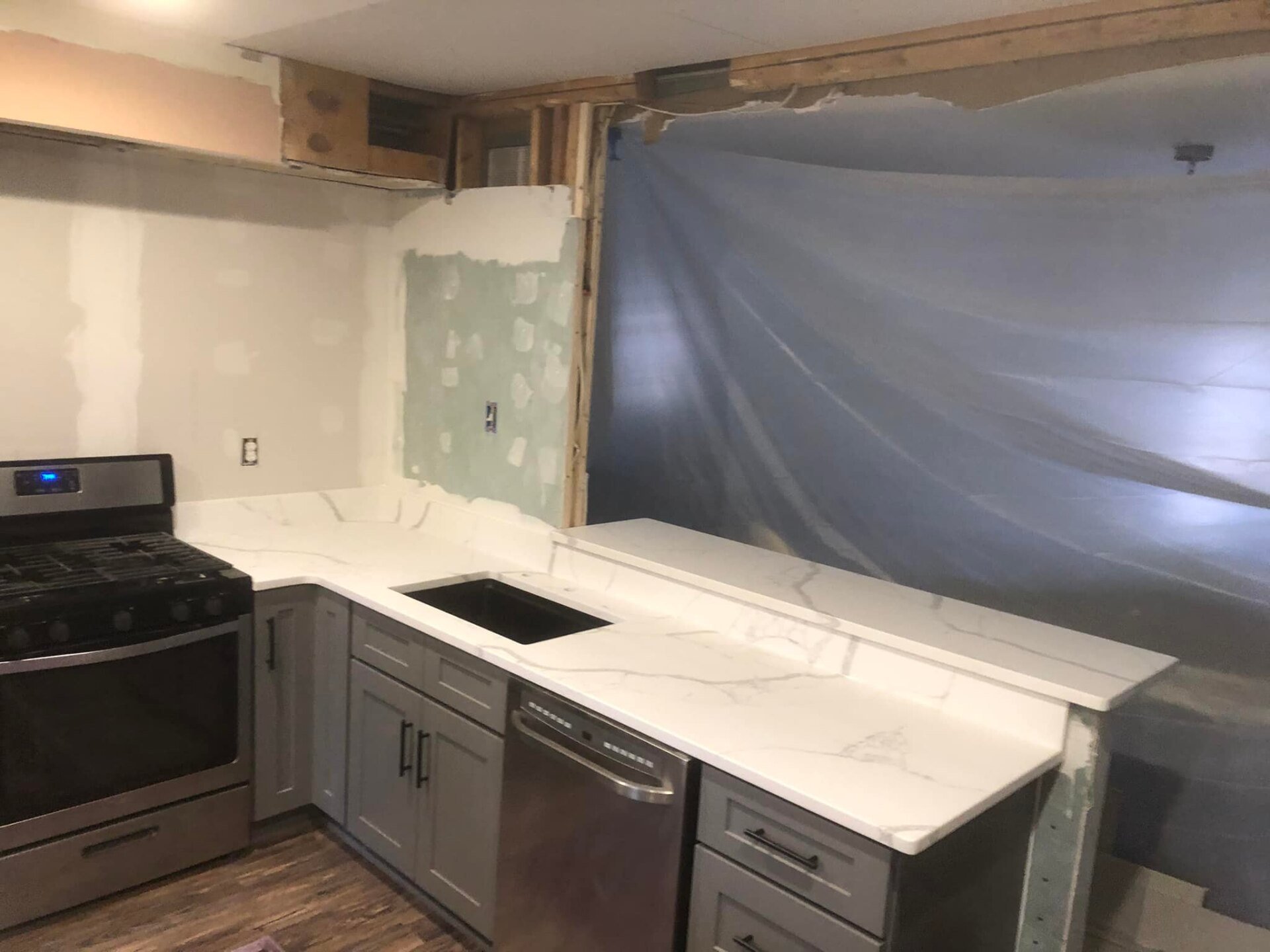 Can you put hot pots on quartz countertops?