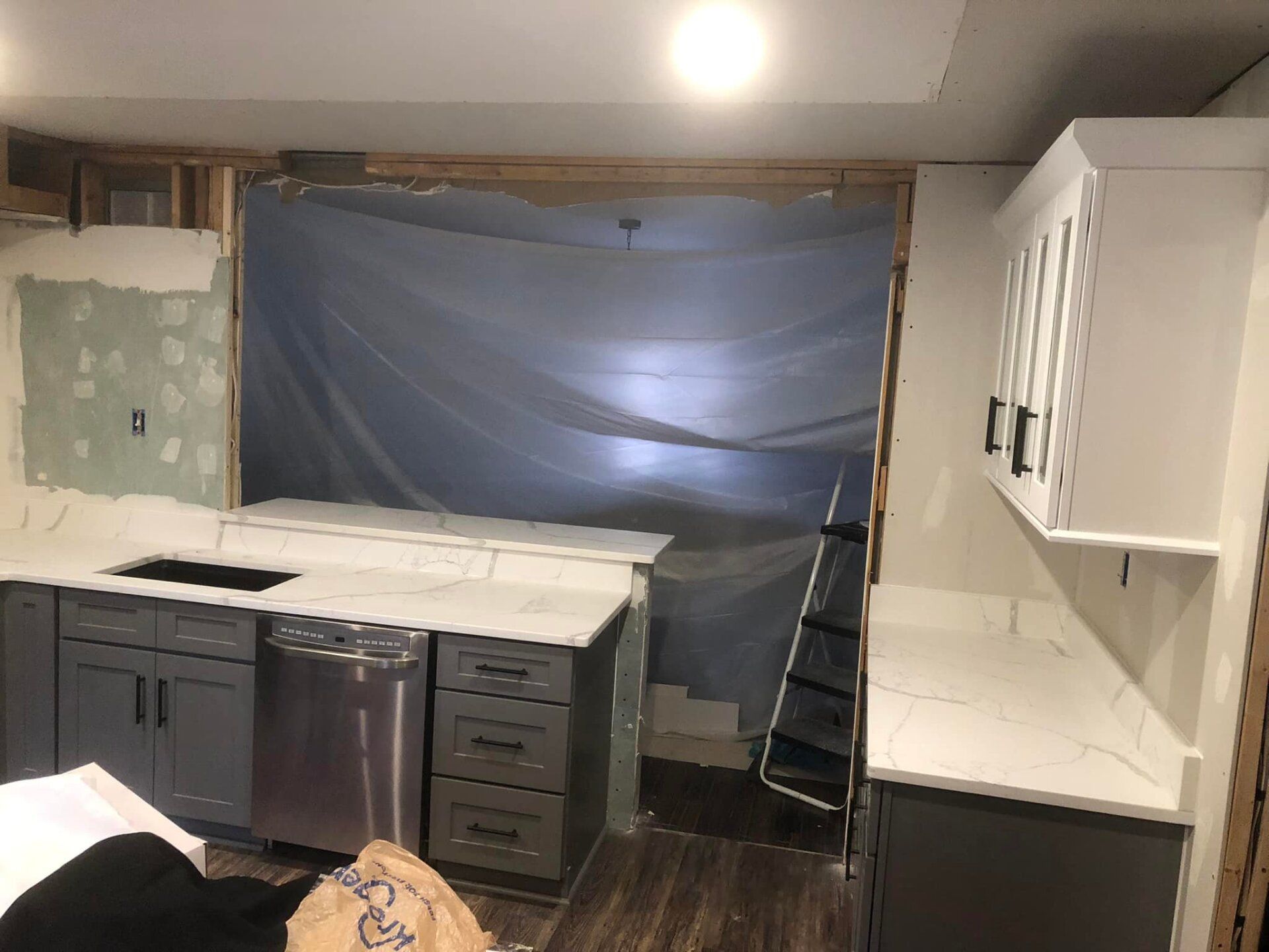 A picture of white quartz kitchen countertop in Bloomfield Hills, Michigan installed by L&E Marble and Granite