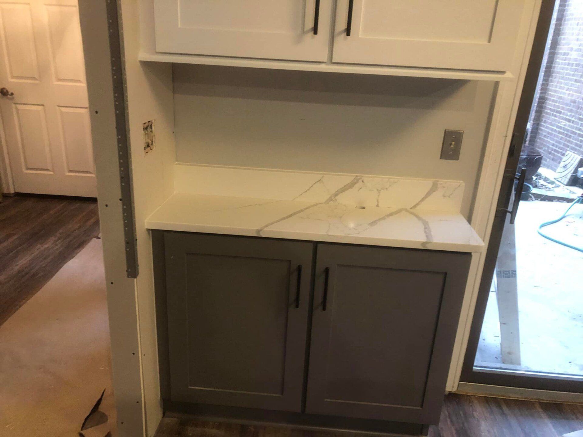A picture of white quartz kitchen countertop in Bloomfield Hills, Michigan installed by L&E Marble and Granite