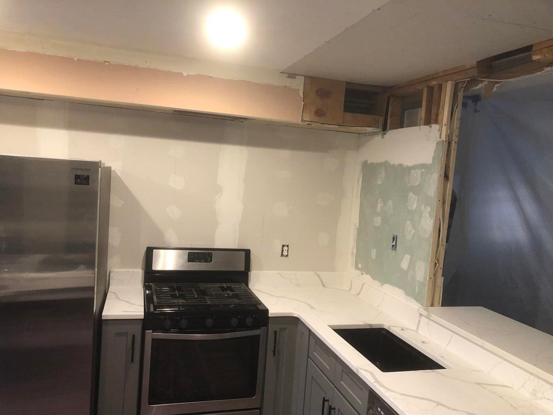 A picture of white quartz kitchen countertop in Bloomfield Hills, Michigan installed by L&E Marble and Granite