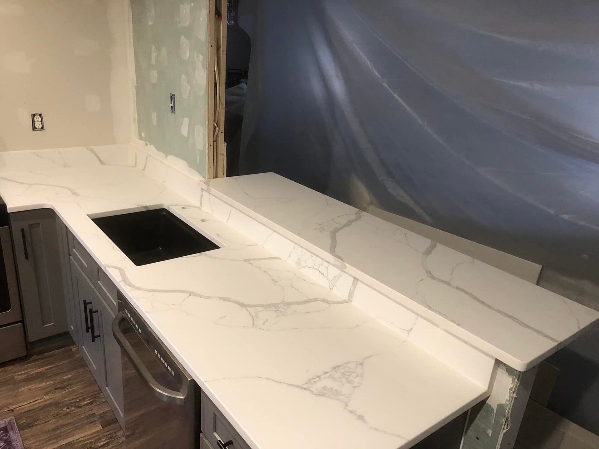 A picture of white quartz kitchen countertop in Bloomfield Hills, Michigan installed by L&E Marble and Granite