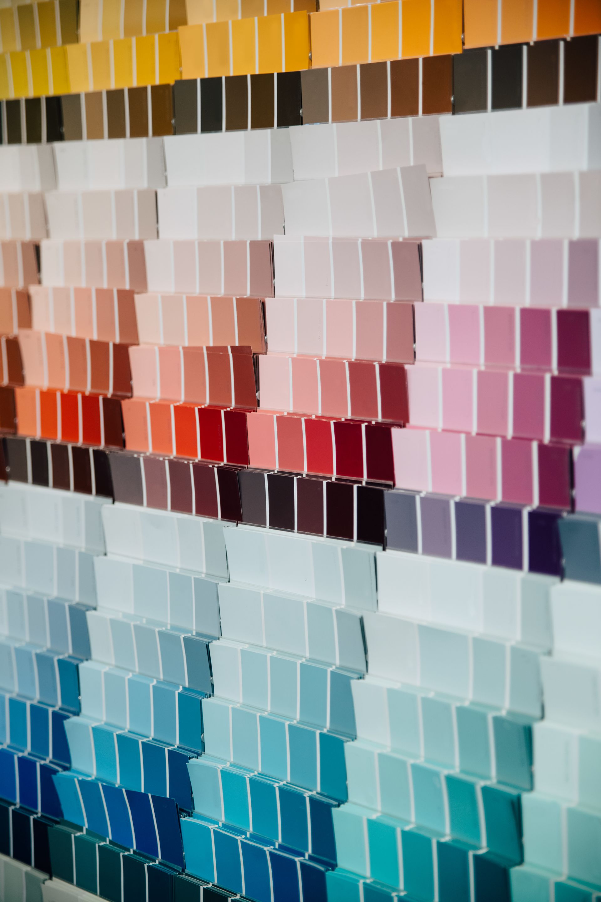 Un mucchio di tessere di colori diversi sono impilate l'una sull'altra