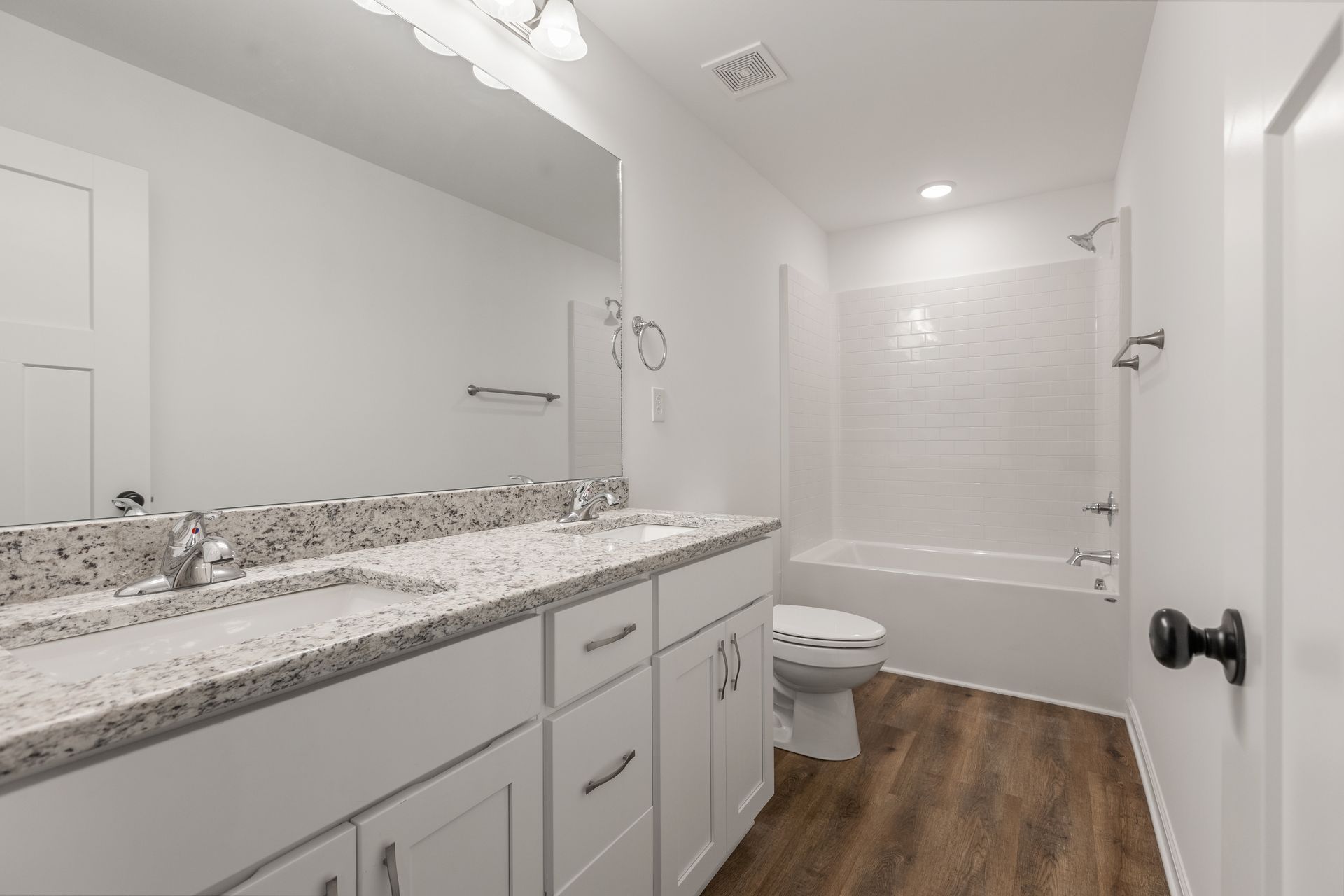 Photo of an upstairs bathroom with a bathtub/shower combination