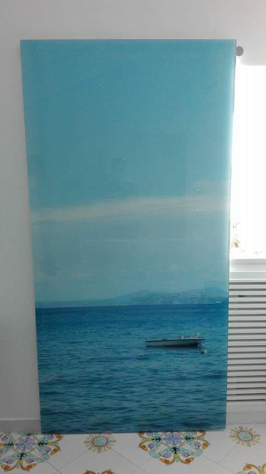 Dipinto di un paesaggio marino blu con una piccola barca su acque calme sotto un cielo pallido.