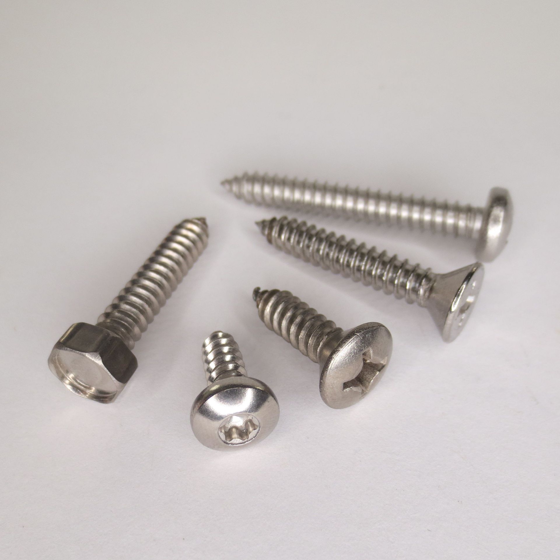 für die Montage in Blech mit einem dickeren Kern und teilweise mit Bohrspitze. 