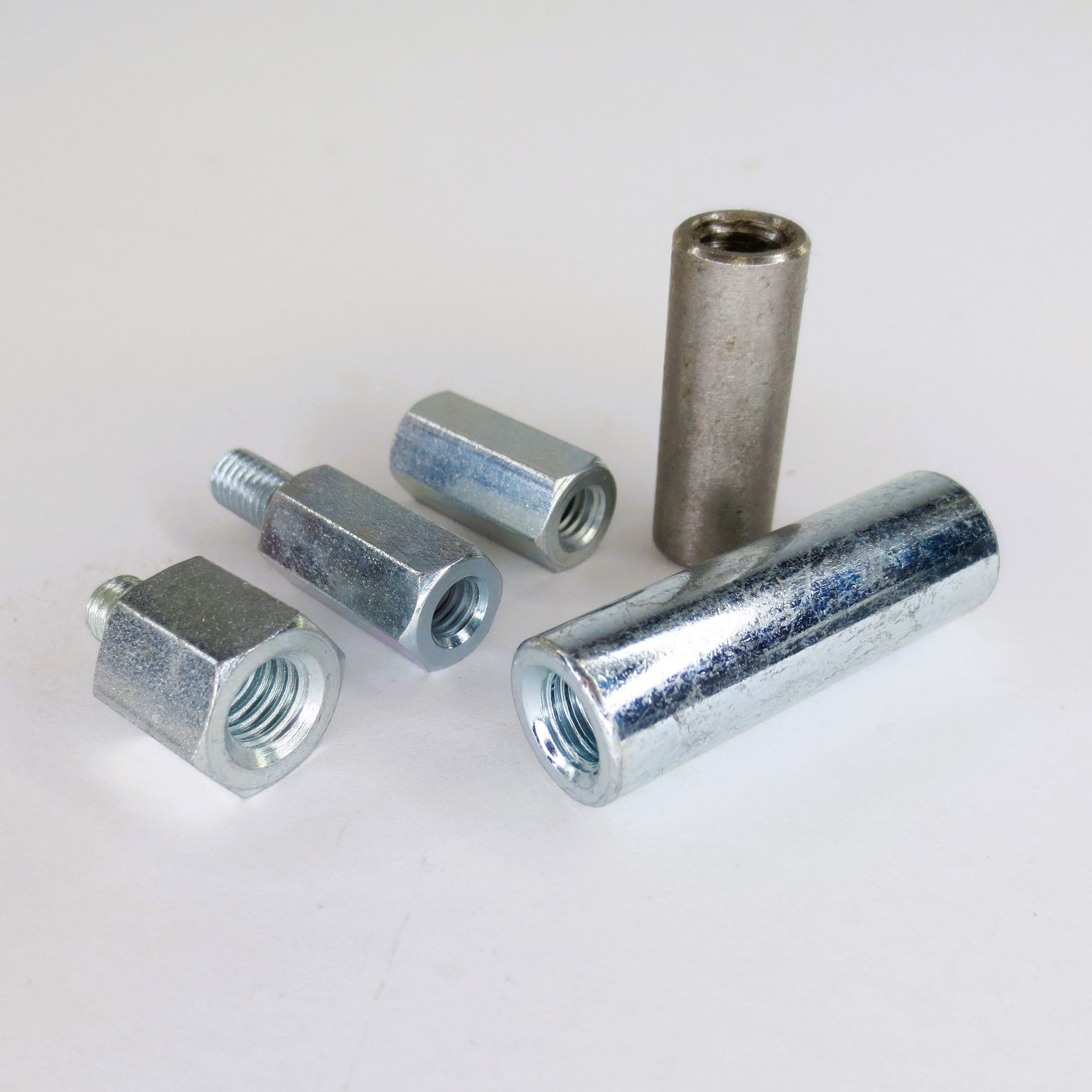 Montage von Elektrobauteilen, Racks, Blechen oder Gehäusen
