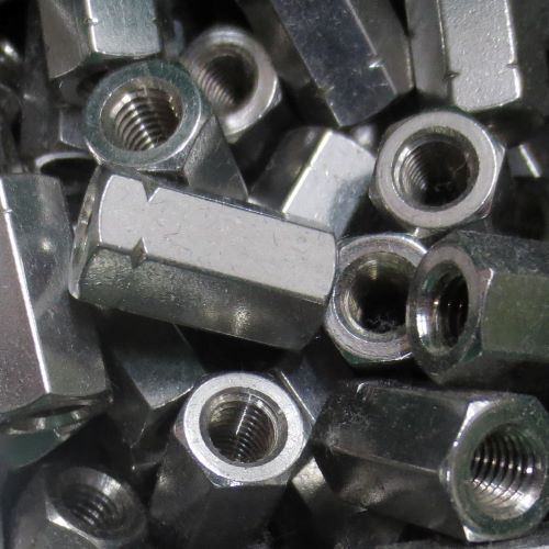 Rohr mit Gewinde für Montage von Abständen
