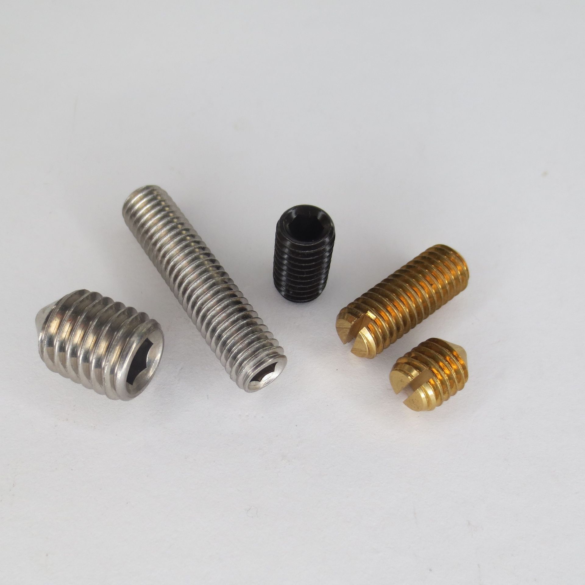 Gewindestücke sind Schrauben ohne Kopf und dienen vor allem der Sicherung, aus Lager mit verschiedenen Spitzen