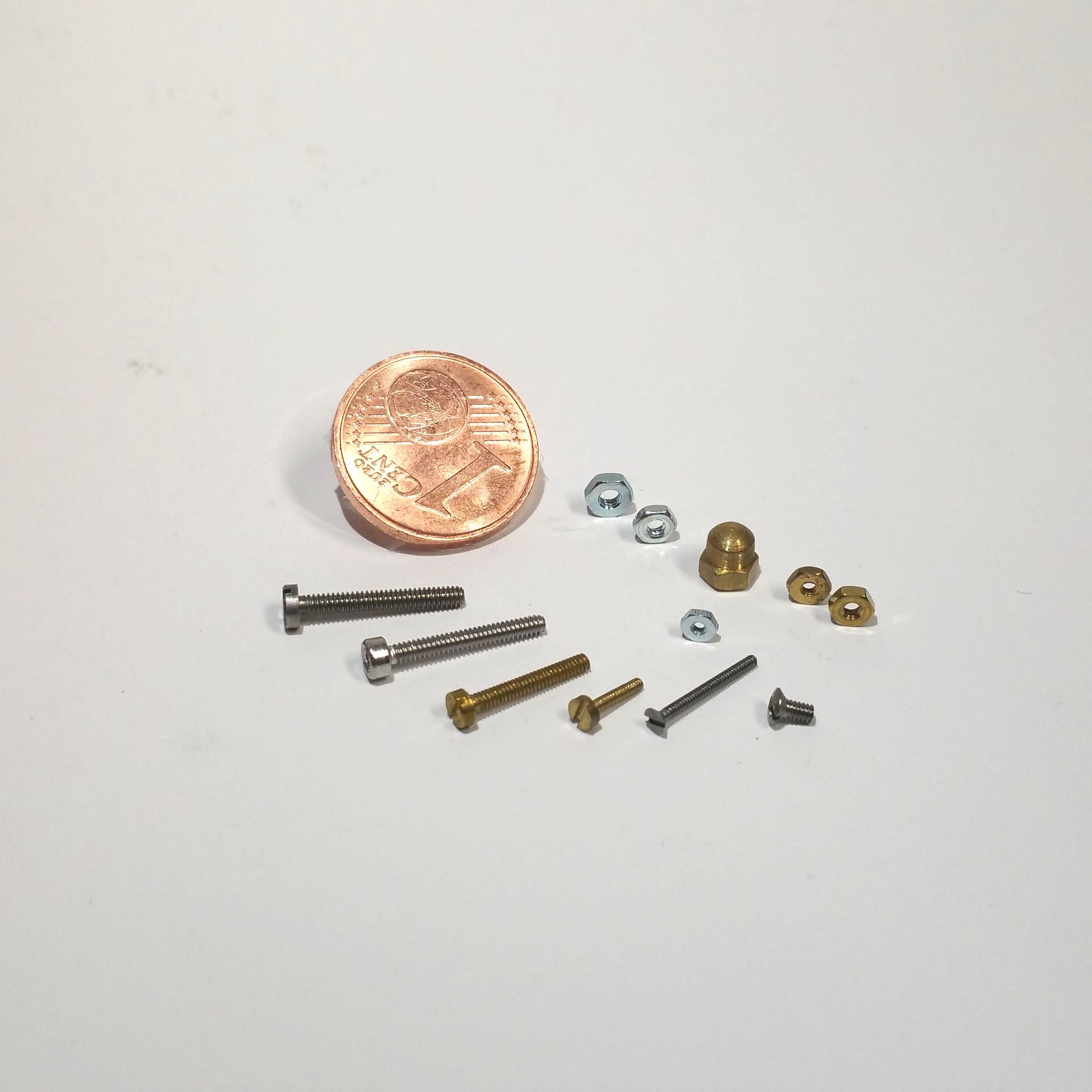 Mikroschrauben, Schrauben für Modellbau, in verschiedenen Werkstoffen und ab M 1 (1 mm Durchmesser) auf Lager
