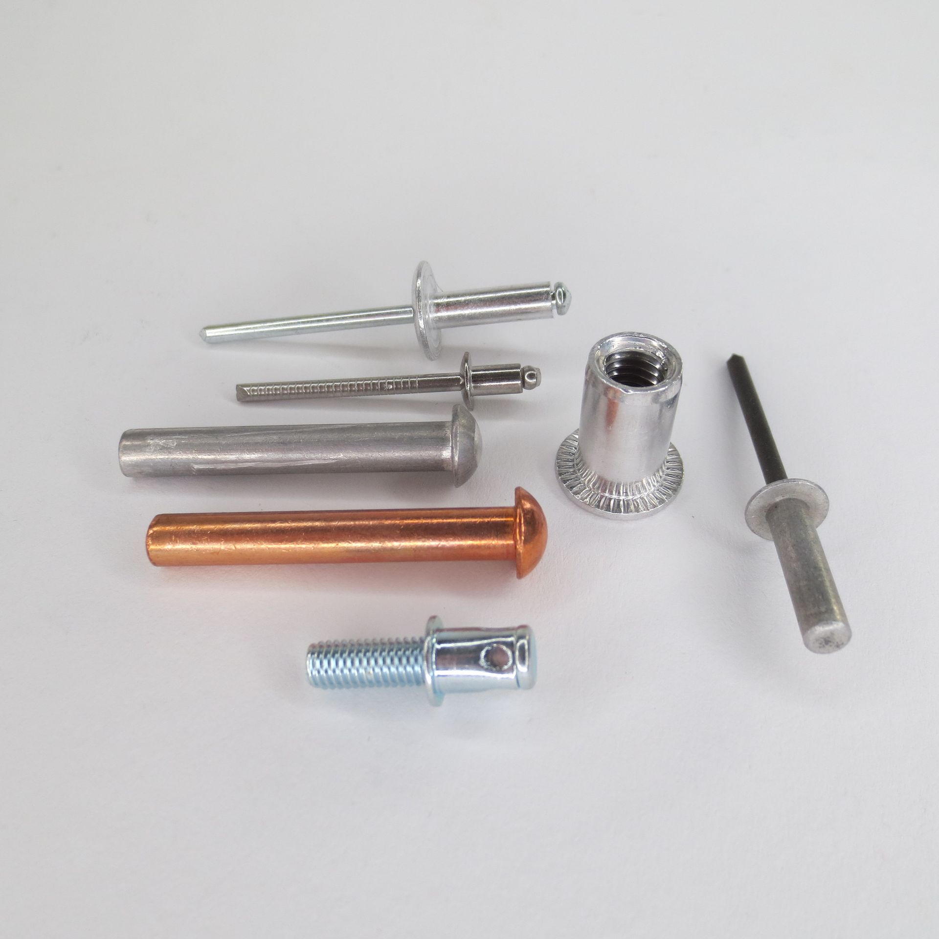 Nieten als schraubfreie, sichere und nur noch schwer lösbare Verbindungselemente für Bleche und ähnliches