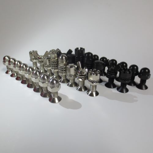 Schachfiguren aus Schrauben, 
Schlüsselanhänger aus Schrauben, 
Weihnachtsbaum aus Schrauben,
Engel aus Schrauben. 
