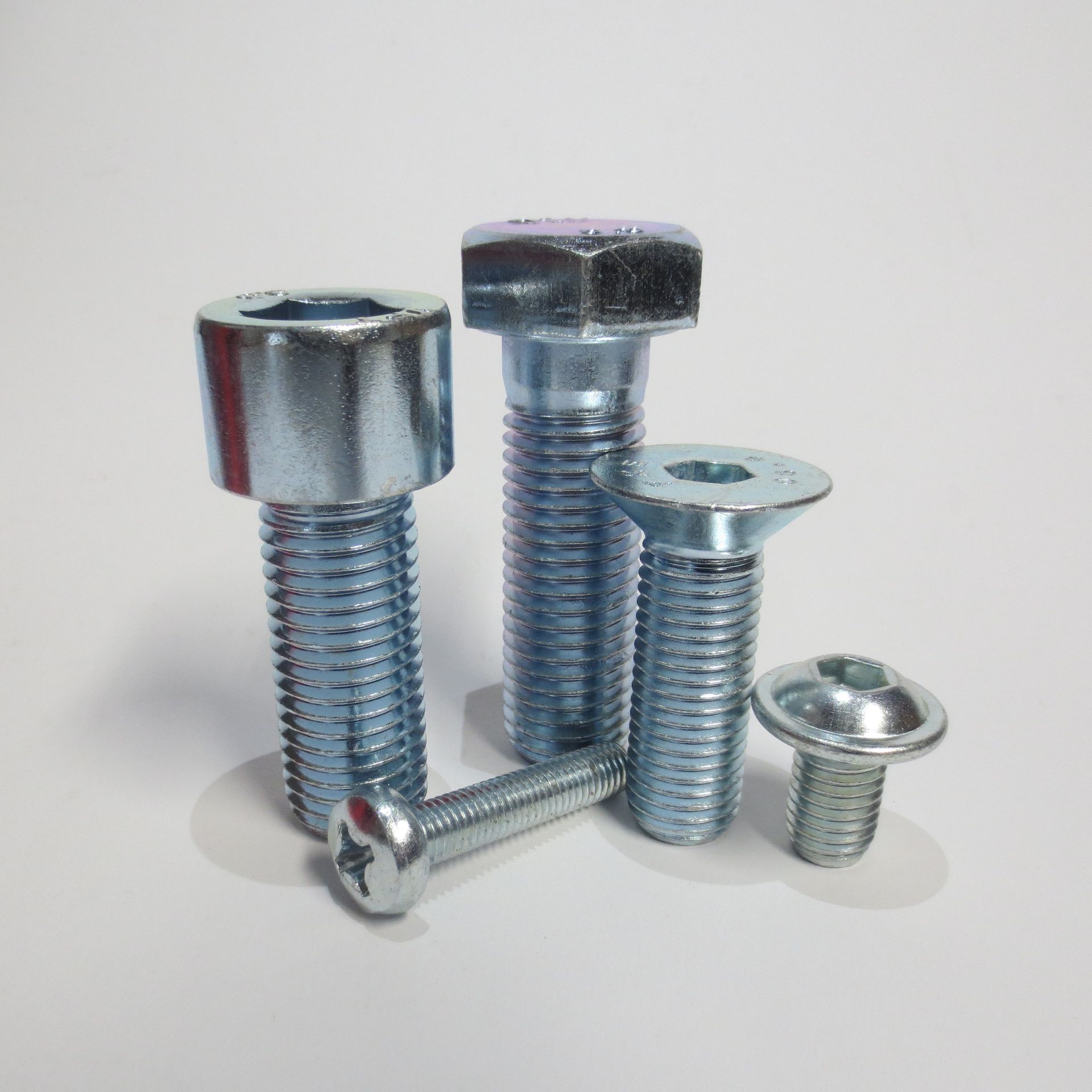 wir führen ein breites Sortiment von Schrauben mit metrischem Gewinde , sogenannte 