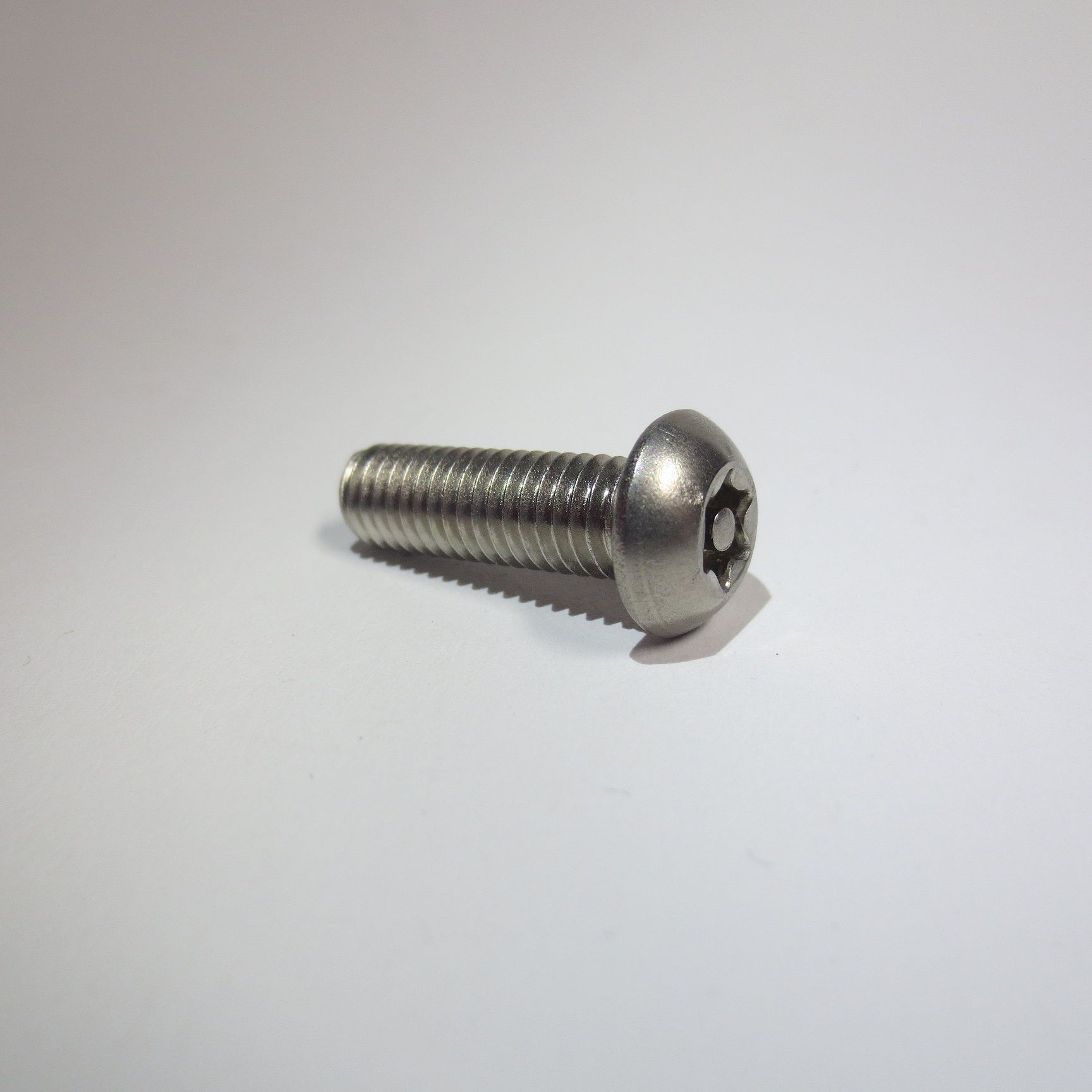 Sicherheitsschraube Form 
ähnlich ~ ISO 7380 mit PIN