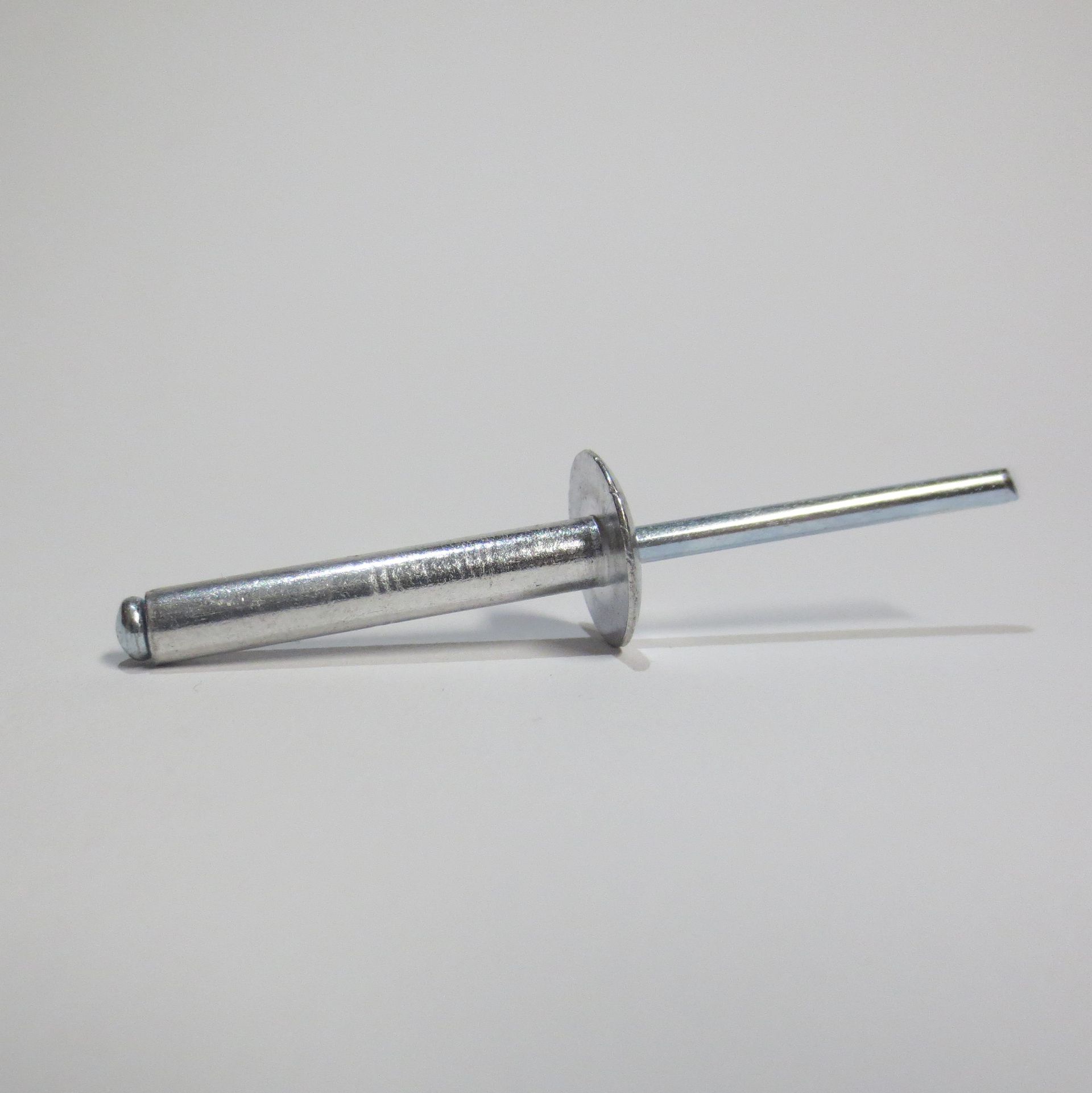 Blindniete, Ø 2,4 mm - 6 mm
auch luft- und wasserdicht 
auch mit großem Flachkopf
in Stahl blank und Edelstahl A2, Alu und Kupfer