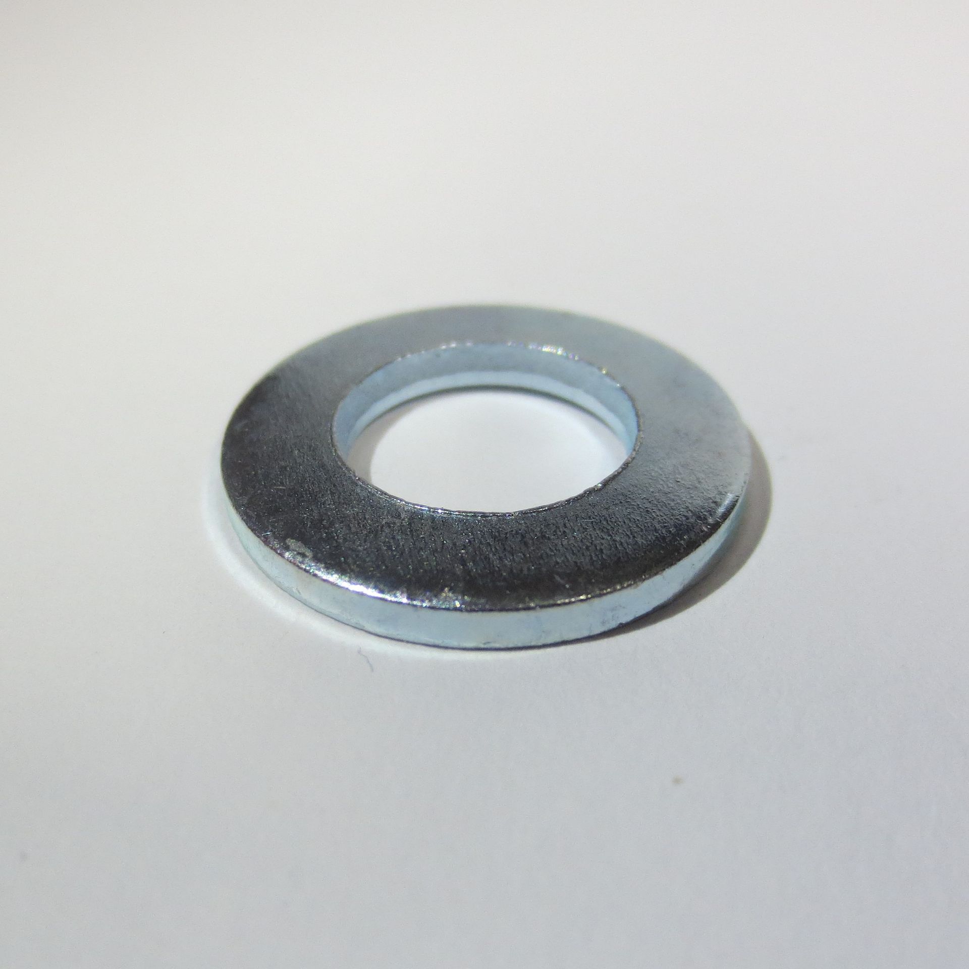 Scheibe für metrische Schrauben (auch mit Zollmaßen) mit 140 HV, 200 HV, 300 HV, nach DIN 125
Form A ISO 7089 und 
Form B ISO 7090, 
Ø 1,1 mm - 66 mm, 
in Stahl blank, verzinkt (auch schwarz), vernickelt und feuerverzinkt, Edelstahl A2 (auch brüniert) und A4, Messing blank und vernickelt, Alu, Kupfer, Poly, Pressspan, Titan und Hartpapier
 