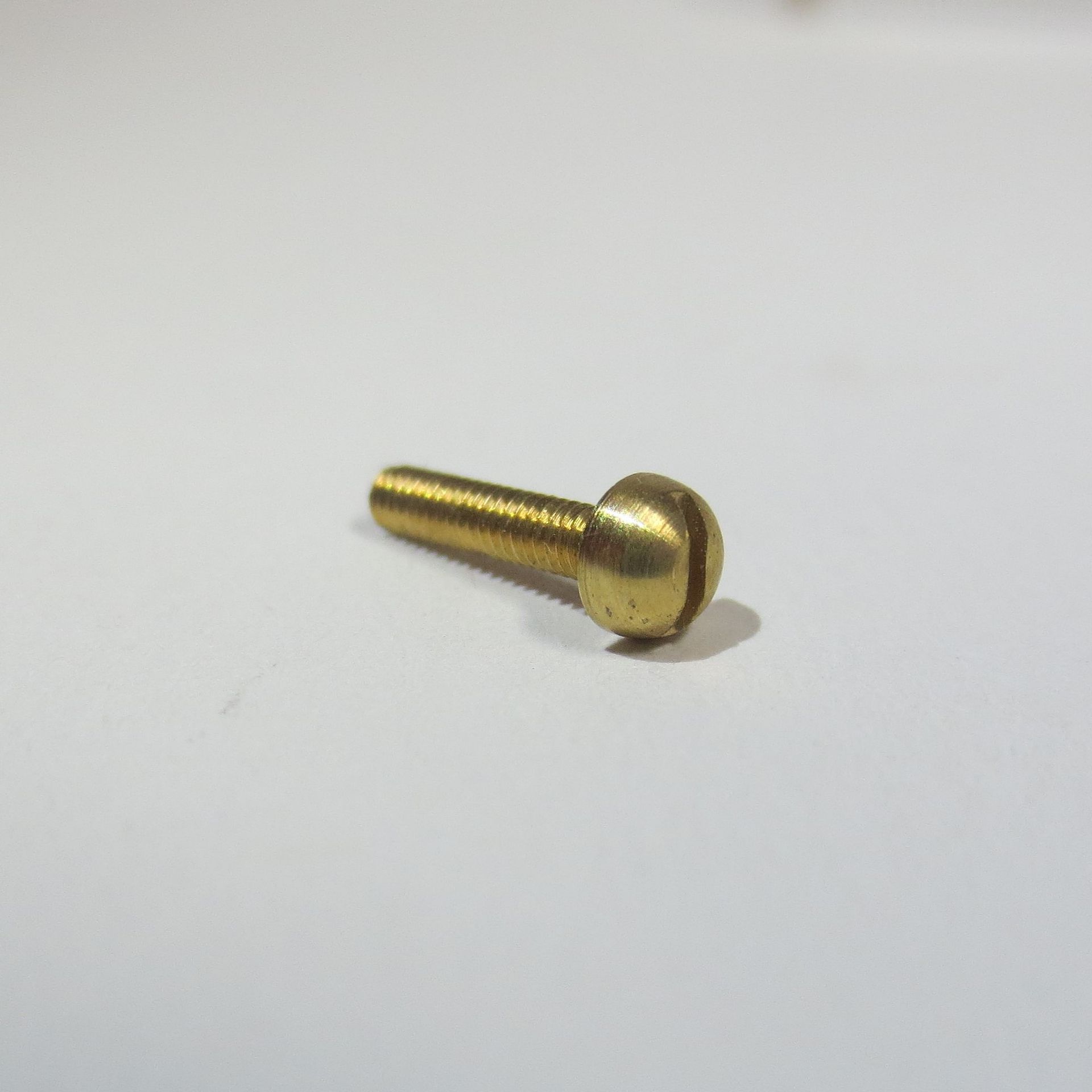 DIN 86: Halbrundschraube mit Schlitz und metrischem Gewinde
M1,4 x 3 und 12
M1,7 x 4,5 und 8 mm
nur in Messing auf Lager