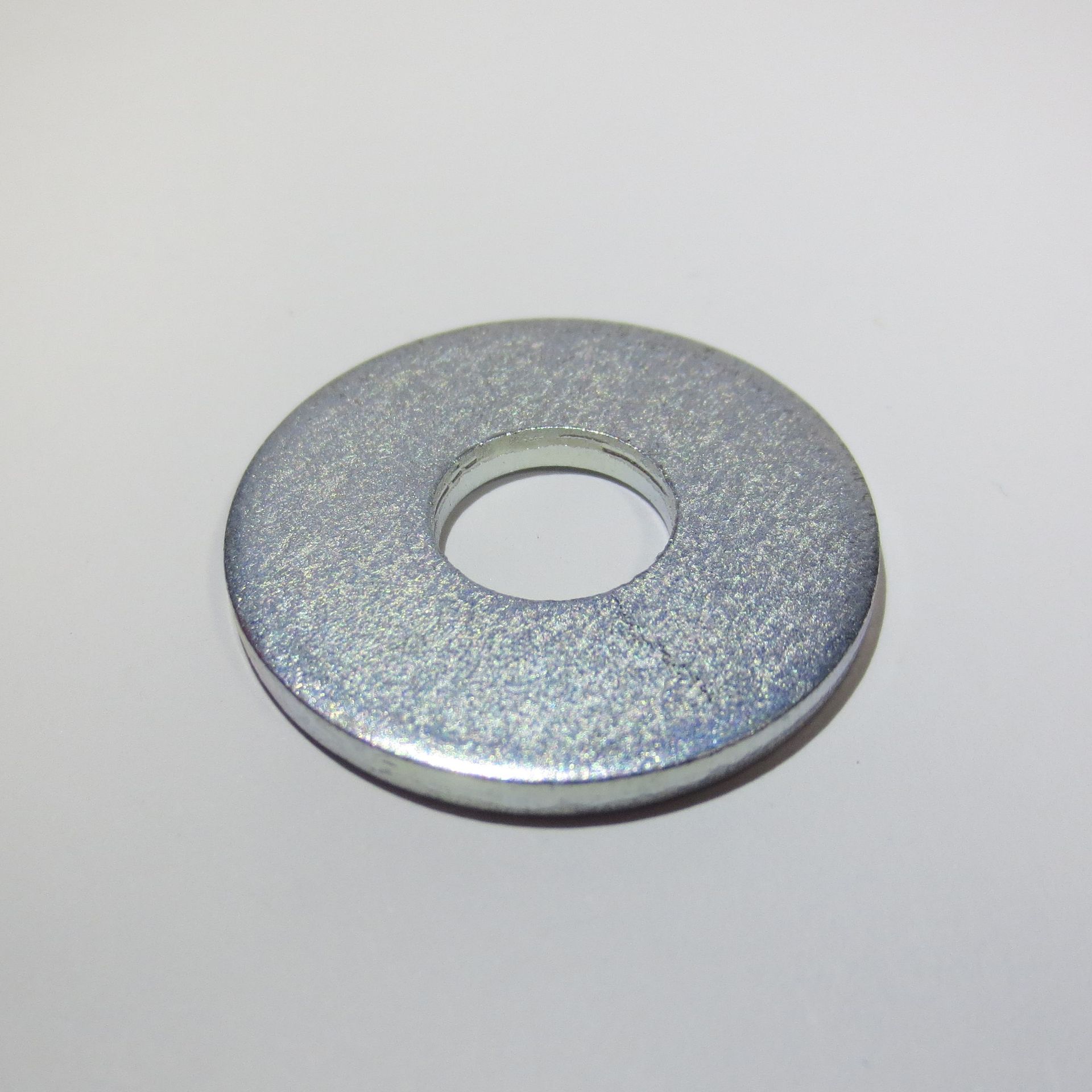 
Scheibe für metrische Schrauben mit 140 HV, 200HV, 
nach DIN 9021 - ISO 7093-1
Ø 2,5mm - 26mm, 
in Stahl blank und verzinkt, Edelstahl A2 und A4, Messing blank, Titan, Alu, Poly und Hartpapier
