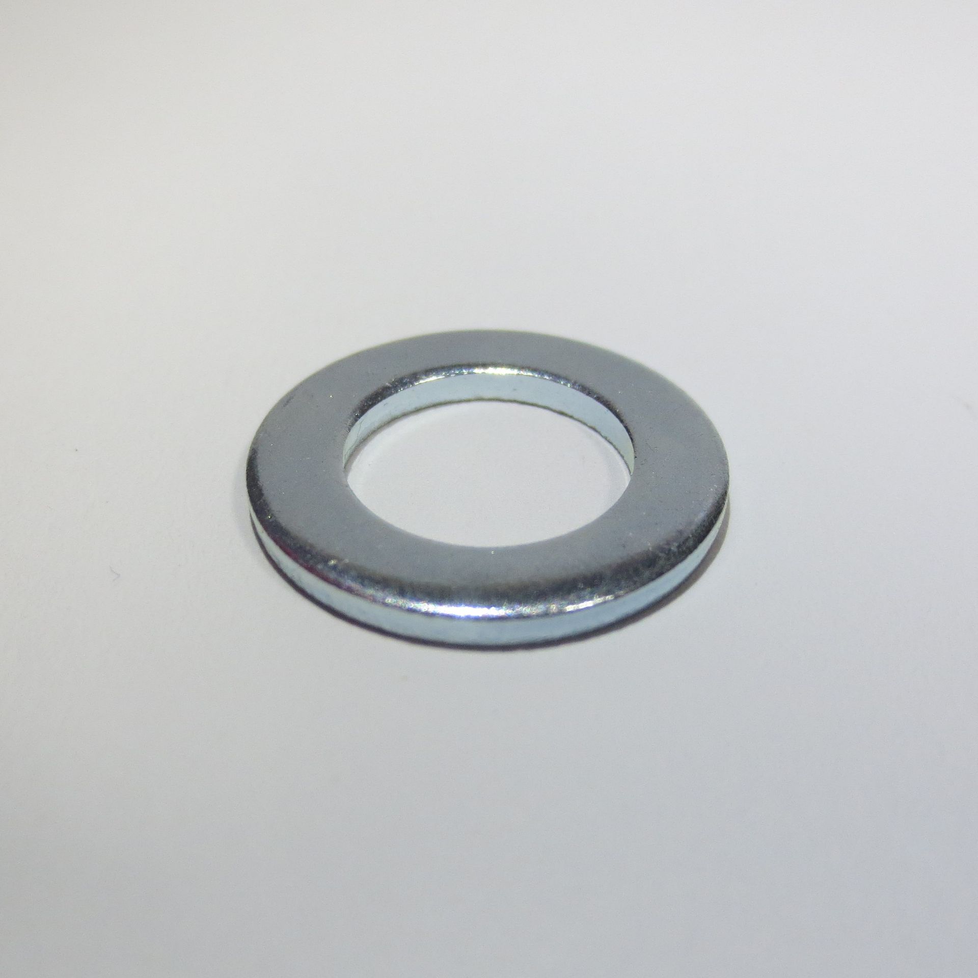 Scheibe für Zylinderschrauben mit 140 HV, 200HV, 
nach DIN 433 - ISO 7092
Ø 1,1mm - 19mm, 
in Stahl blank und verzinkt (auch gelb und schwarz), Messing blank und vernickelt, Edelstahl A2 und A4 blank und auch brüniert, Titan, Poly und Hartpapier