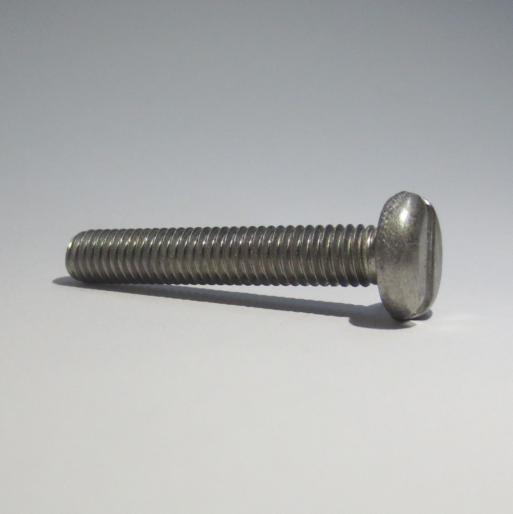 DIN 85 - ISO 1580: Flachkopfschrauben mit Schlitz, 
M 1,4 - M 8
in Stahl (4.8, 8.8) blank oder verzinkt, Messing blank, verchromt oder vernickelt, Edelstahl A 2 oder A 4, Poly