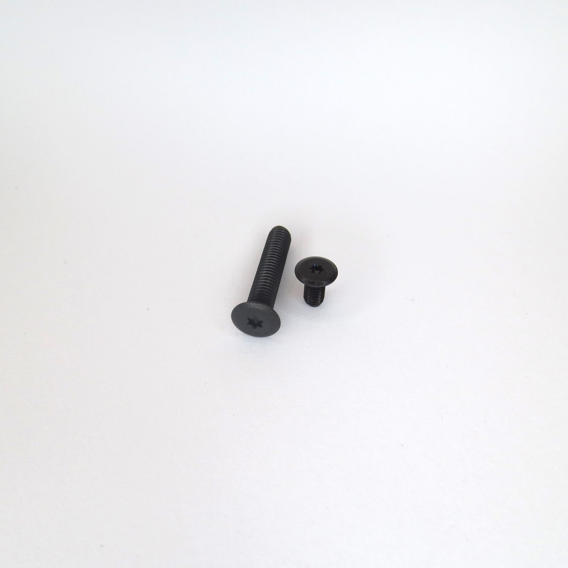 Maschinenschraube mit ultra niedrigem Kopf 310Slim® 
ab 0,5 mm
und Innensechsrund
besonders leicht 
Edelstahl schwarz