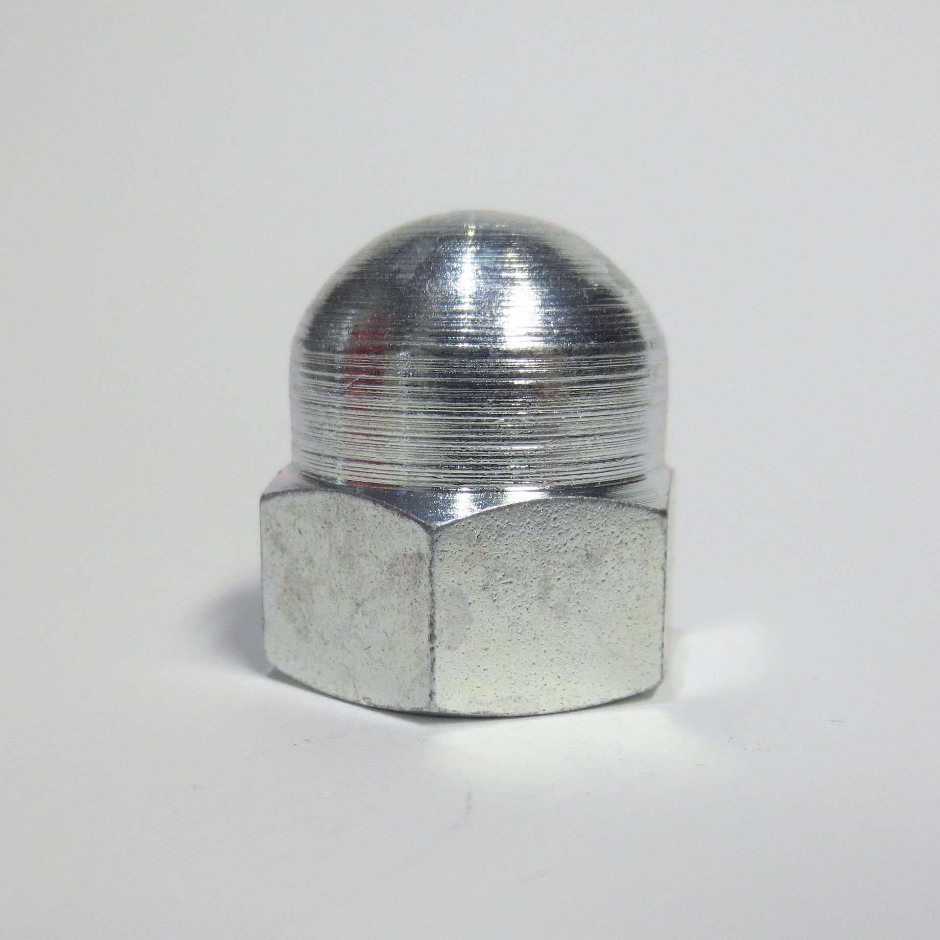 DIN 1587: Hutmutter hohe Form, 
M 2  - M 30, auch Feingewinde,
in Stahl Güte 6 verzinkt, Messing blank, vernickelt oder verchromt, Edelstahl A2 und A4, Alu, Poly