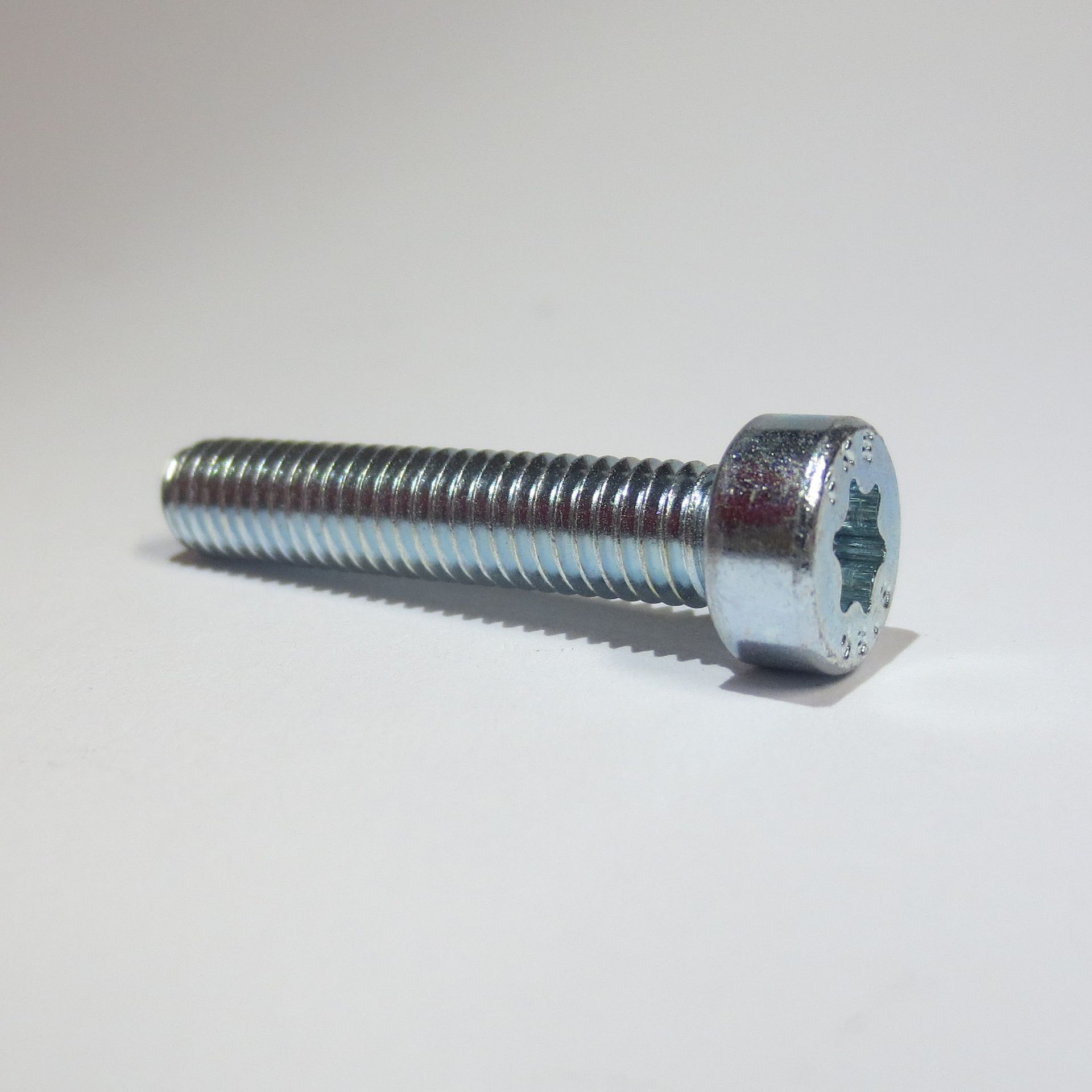 ISO 14580: Zylinderschraube mit niedrigem Kopf und ISR
M 1,6 - M 8
in Stahl (8.8) verzinkt und Edelstahl