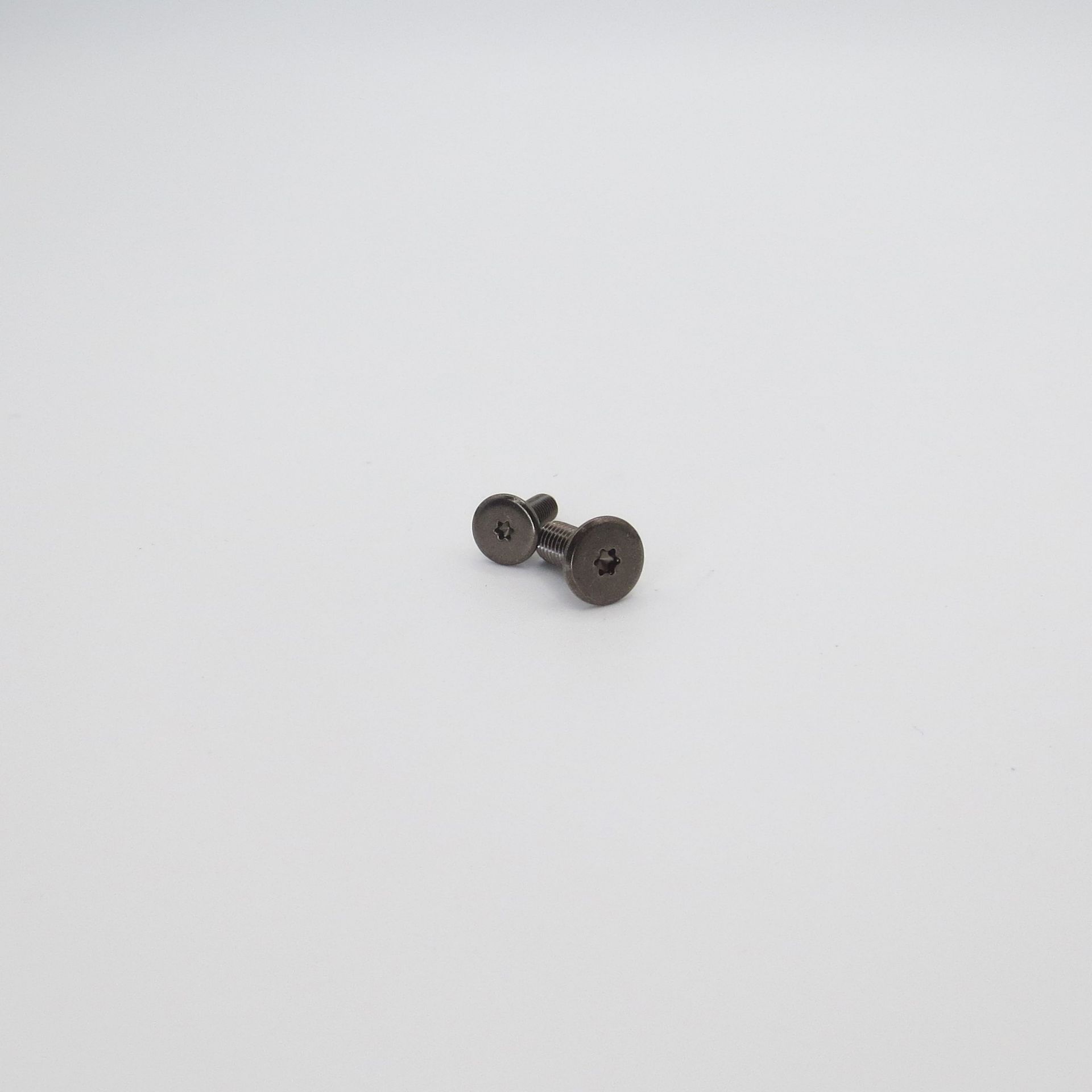 ultra dünner Schraubenkopf mit Torx
Montage auf engstem Raum
Maschinenschraube mit ultra niedrigem Kopf 310Slim® 
ab 0,5 mm
und Innensechsrund
besonders leicht 
Stahl schwarz verzinkt