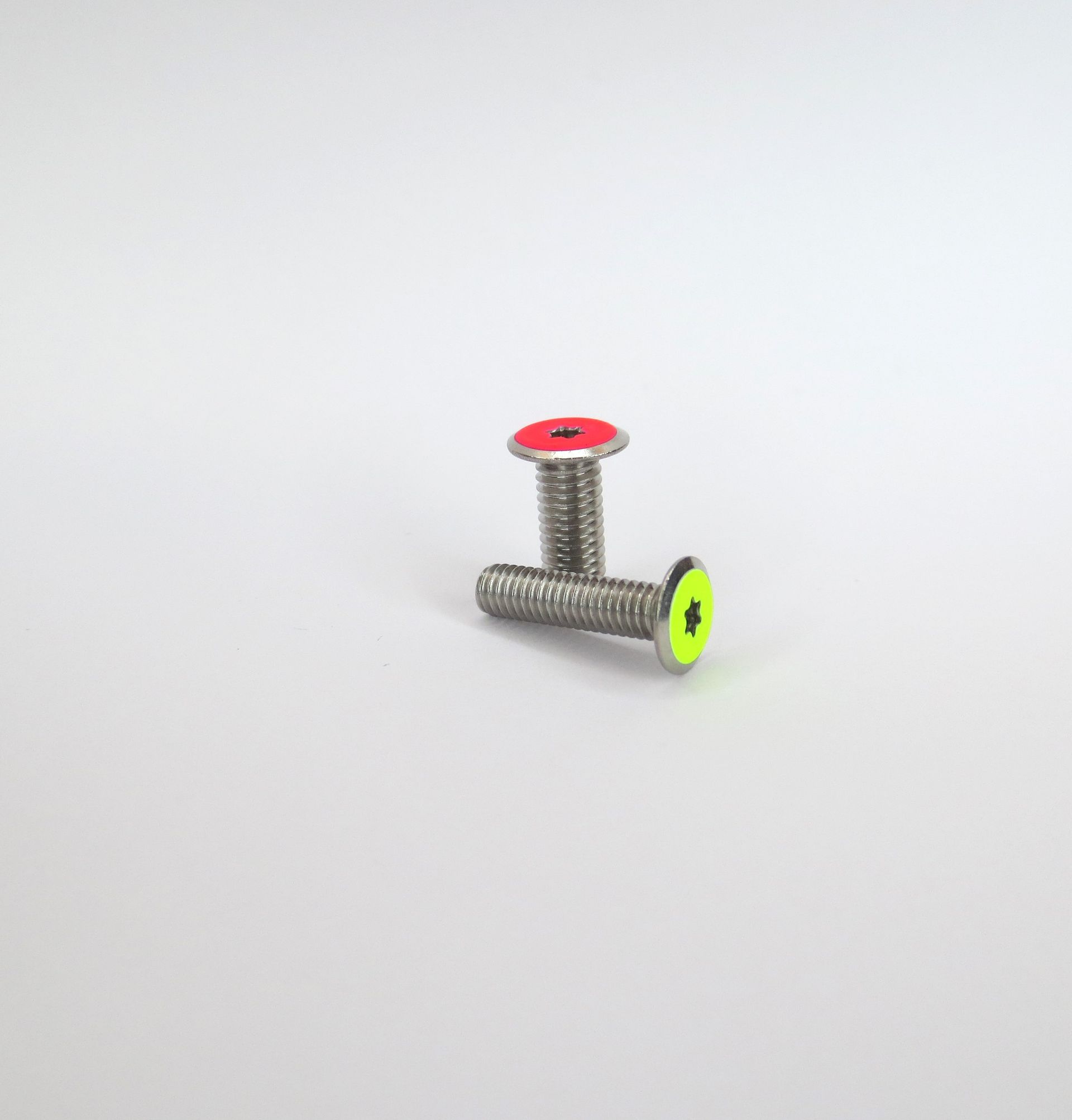 Maschinenschraube mit ultra niedrigem Kopf 310Slim® 
ab 0,5 mm
und Innensechsrund
besonders leicht
Edelstahl A2 
Neon Peach / Lemon