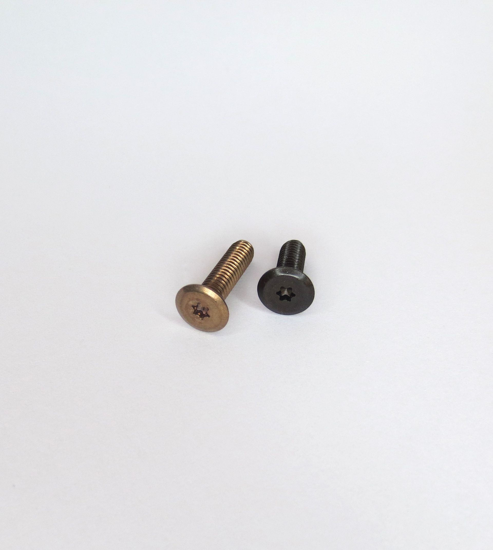 Maschinenschraube mit ultra niedrigem Kopf 310Slim® 
ab 0,5 mm
und Innensechsrund
besonders leicht
Edelstahl A2 Bronze / Hellbronze