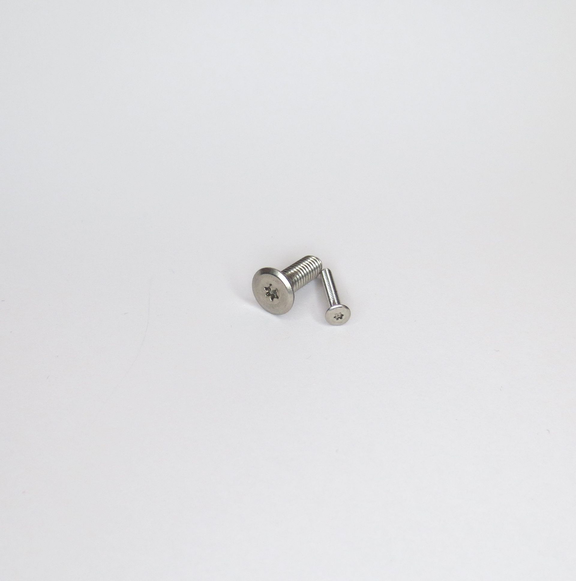 Maschinenschraube mit ultra niedrigem Kopf 310Slim® 
ab 0,5 mm
und Innensechsrund
besonders leicht
Aluminium blank, schwarz, blau, grün, lila, rot
