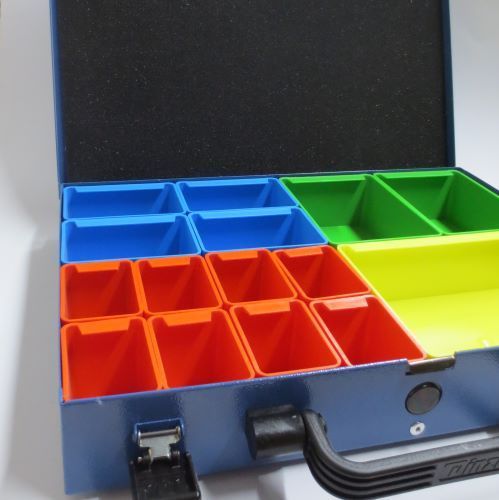 Metallkoffer groß, 
blau mit Schnallen und Sicherheitsknopf, 
hier mit 
Einlagen gelb, orange, rot, grün und blau 
Einlagen separat erhältlich