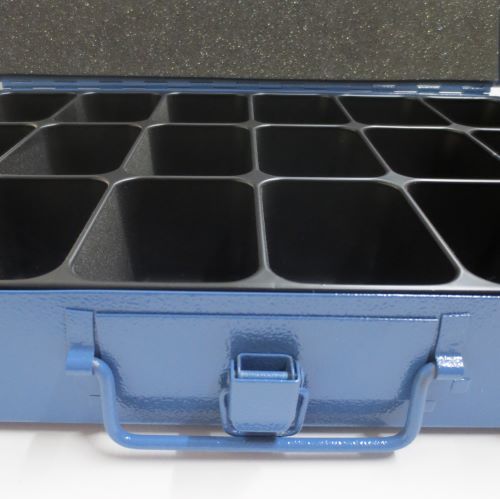 Metallkoffer groß, 
blau mit Schnallen und Sicherheitsknopf, 
hier mit Einlage 18-fach
Einlage separat erhältlich