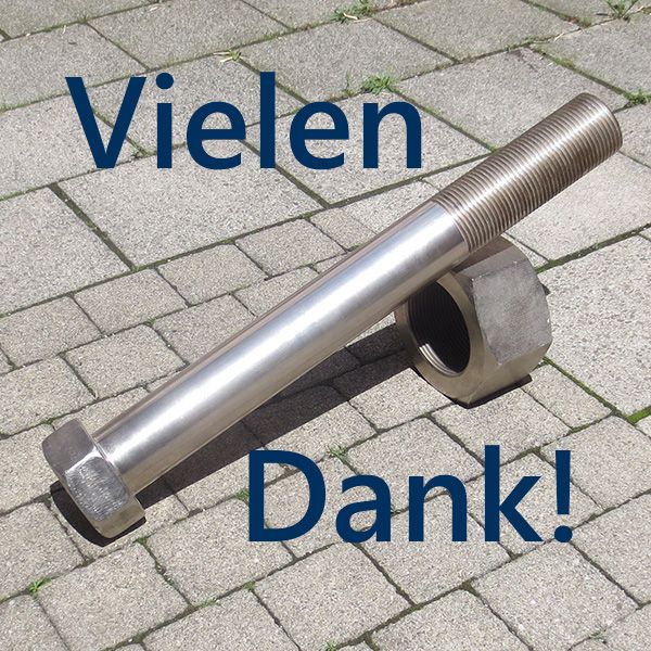 Sehr große Schraube und sehr große Mutter im Innenhof mit dem Text Vielen Dank!