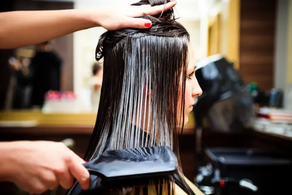 ragazza con capelli appena lavati