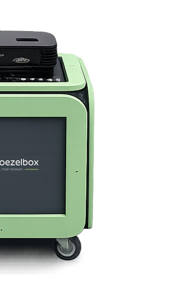 Een lichtgroene, mobiele, interactieve kiosk op wielen met een scherm met het opschrift