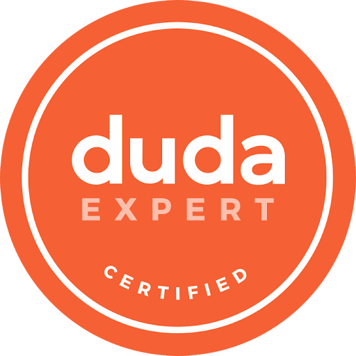 Orange circular Duda Expert Certified badge with white text and border