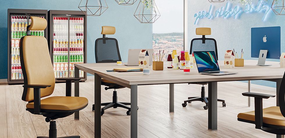Due viste di una sedia da ufficio ergonomica blu con base e braccioli grigi, ripresa frontalmente e lateralmente.