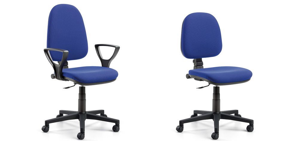 Due viste di una sedia da ufficio ergonomica blu con base e braccioli grigi, ripresa frontalmente e lateralmente.