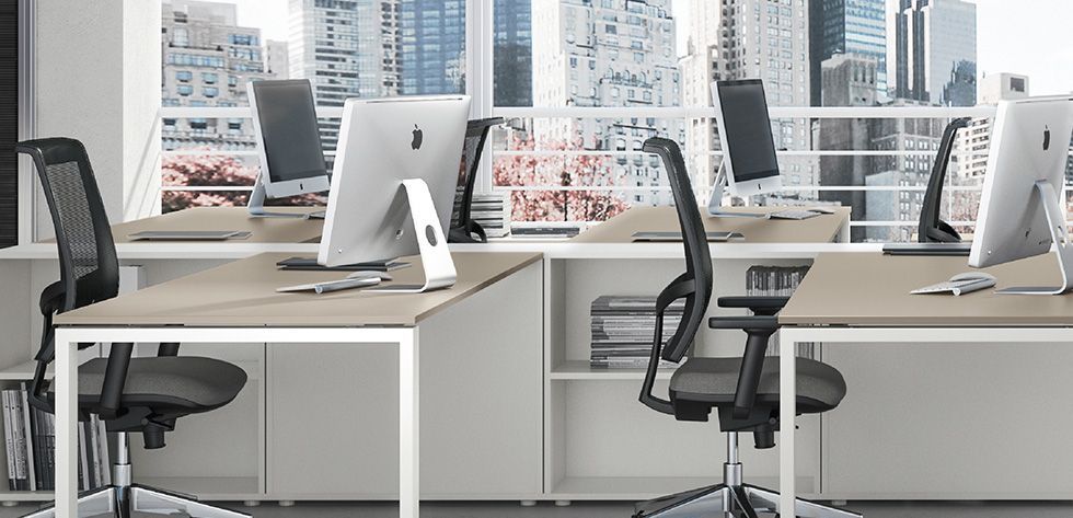 Due viste di una sedia da ufficio ergonomica blu con base e braccioli grigi, ripresa frontalmente e lateralmente.