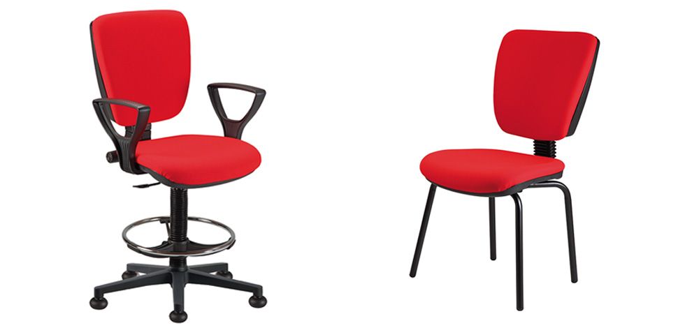 Due viste di una sedia da ufficio ergonomica blu con base e braccioli grigi, ripresa frontalmente e lateralmente.